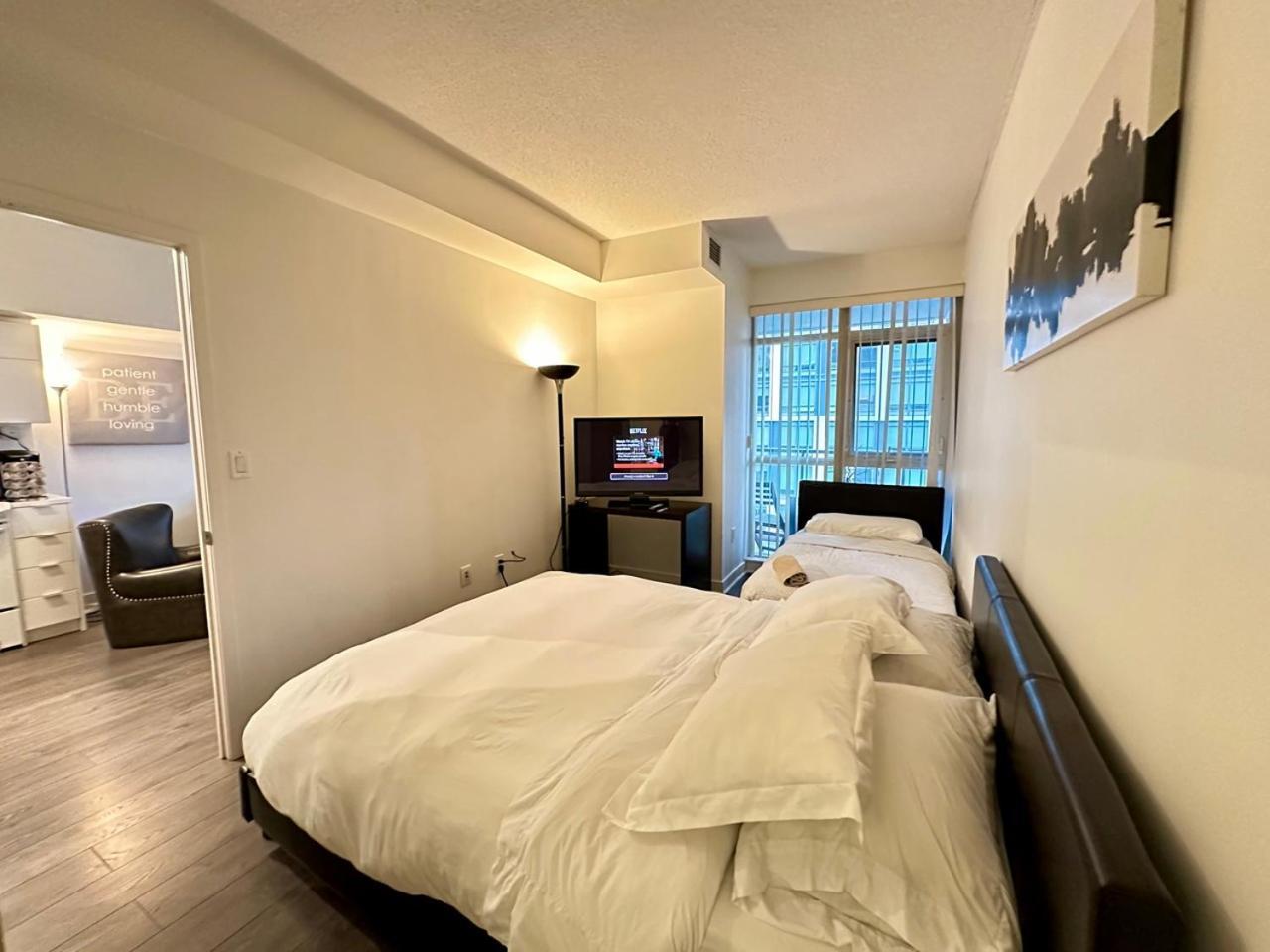 Comfy 1bdrm Den 2baths With 3 Real Beds Parking Toronto
