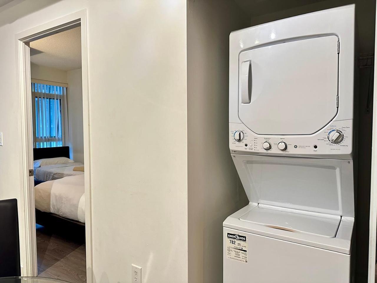 Comfy 1bdrm Den 2baths With 3 Real Beds Parking Apartment