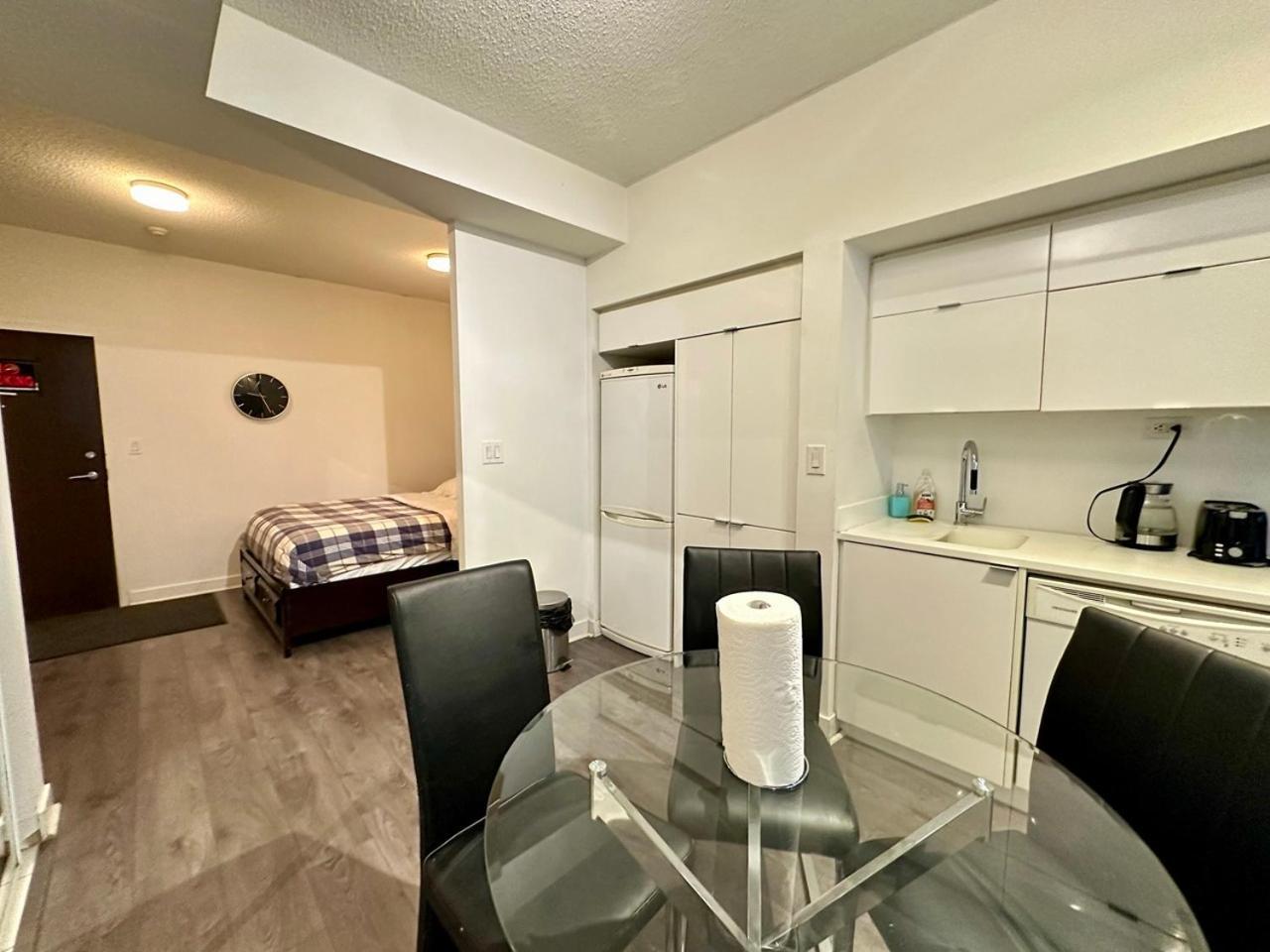 Comfy 1bdrm Den 2baths With 3 Real Beds Parking Apartment