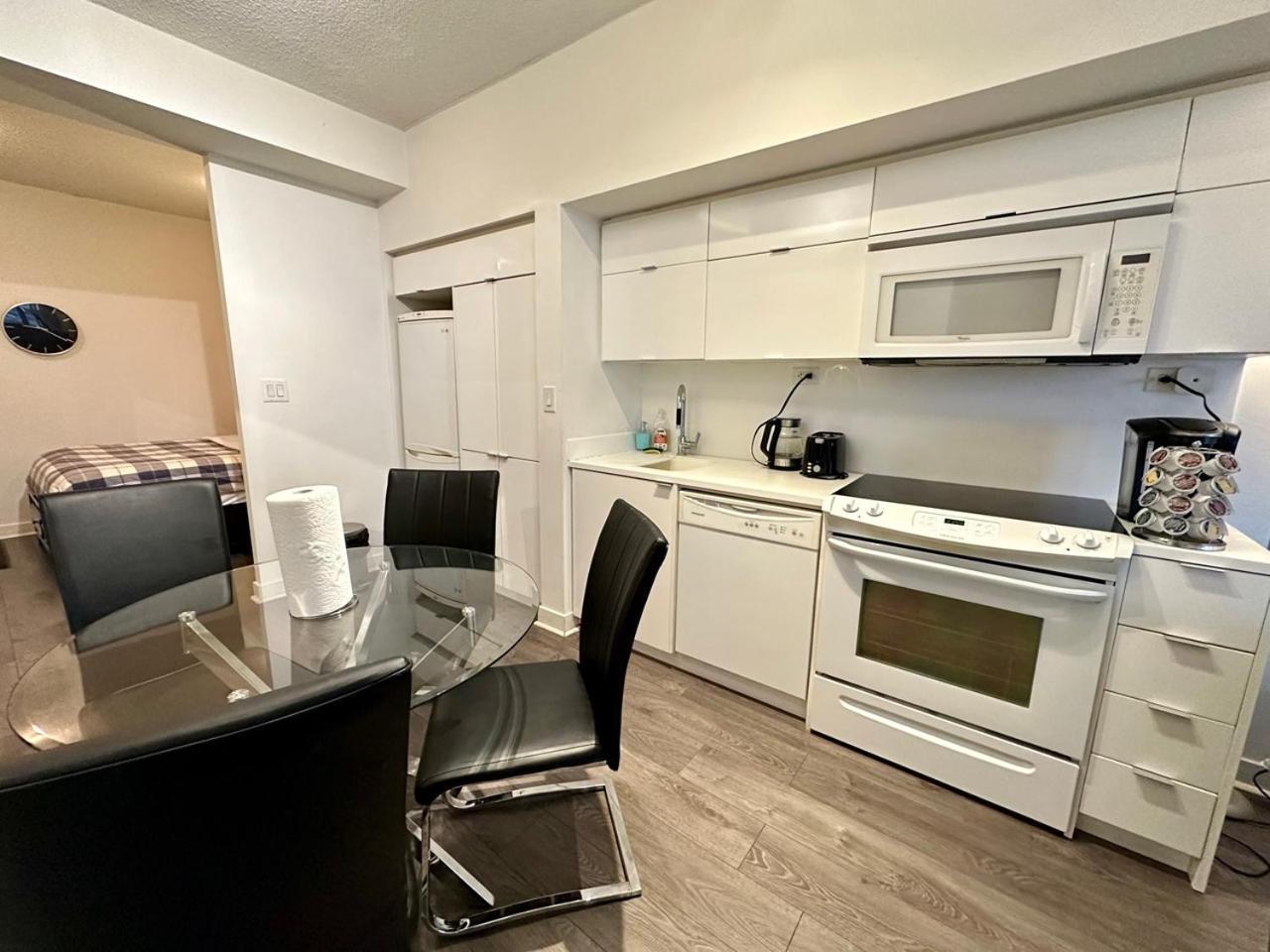 Comfy 1bdrm Den 2baths With 3 Real Beds Parking Apartment
