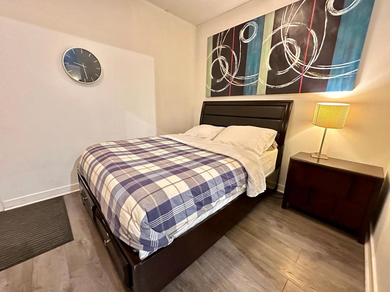Comfy 1bdrm Den 2baths With 3 Real Beds Parking Apartment Toronto