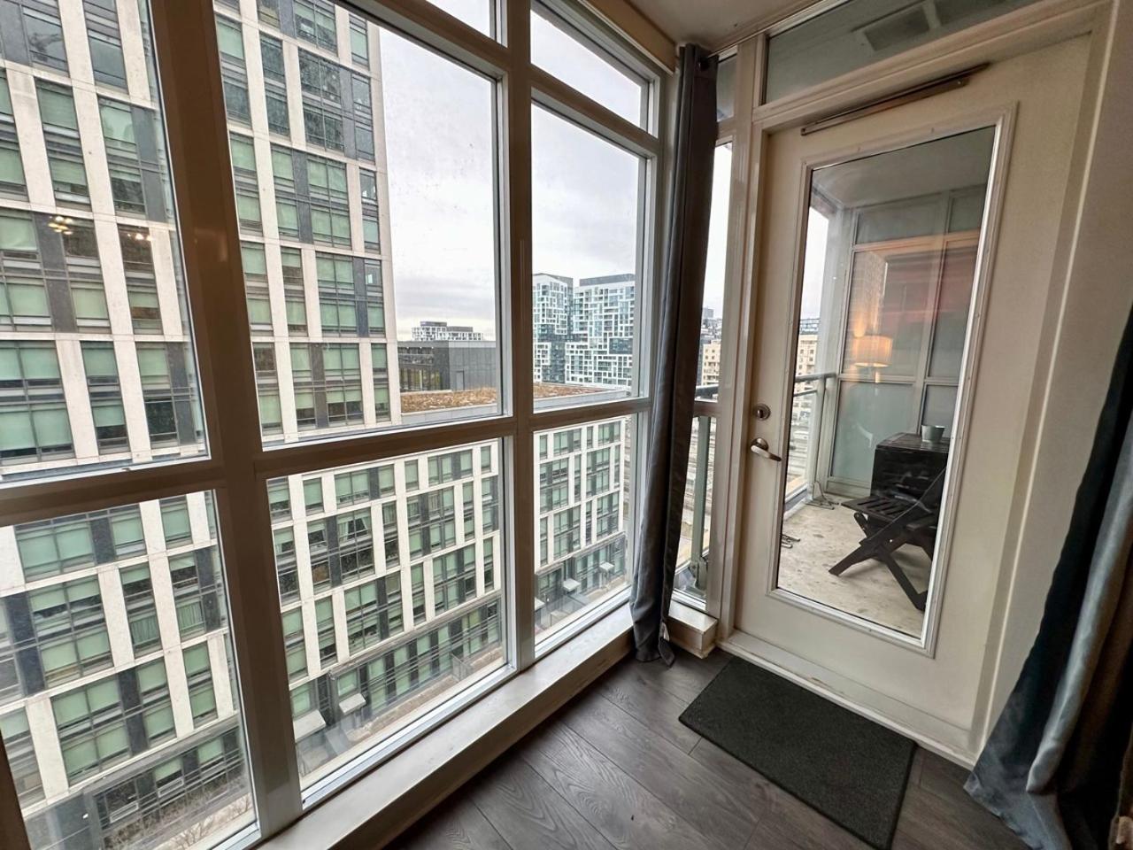 Comfy 1bdrm Den 2baths With 3 Real Beds Parking *