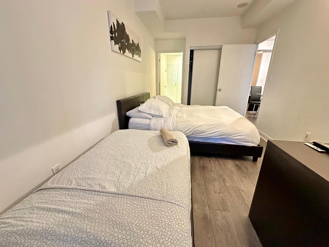 Comfy 1bdrm Den 2baths With 3 Real Beds Parking Apartment *